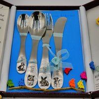 Kinderbesteck, Familientiere, Mit Gravur, Taufe, Liebevoll Gezeichnete Tiere, Edelstahl, Inkl. Taufspruch, Geschenkverpackung U. Karte Kinderbesteck, Familientiere, Mit Gravur, Taufe, Liebevoll Gezeichnete Tiere, Edelstahl, Inkl. Taufspruch, Geschenkverpackung U. Karte von GuteLauneSchmuckDE