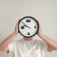 Zeigeruhr - Lustige Uhr Mit Minimaler Schwenkbewegung Und Zeigern Für Zahlen von GuyGuyGuyShop