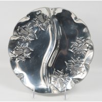 40Er Jahre Faber & Shelvin, Inc. Tulip Tablett Geteilte Aluminiumplatte Mit Detailliertem Tulip-Design, Handgeschmiedet, Gekräuselt Einem Winzigen von GwendalysaArts