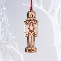 Personalisierte Erste Weihnachtskugel | Weihnachtsbaum Dekoration Aus Holz Baby Weihnachten Andenken Erstes Weihnachtliches Nussknacker Ornament von HANDFORDandMASON