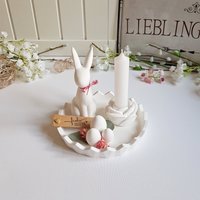 Runder Oster Deko Teller Mit Osterhase, Kerze Und Rosen Blüte Kerzenständer - Frohe Ostern Frühling Beton Raysin von HANDGEMACHTvonTHELKA