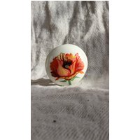Dresser, Schrank Und Schubladen Knäufe. Schöne Rote Tulpen Auf Weißem Hintergrund. Handbemalt. Ideal Für Küchen Wohnkultur von HANDPAINTEDbydesign