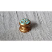 Handbemalte Opulente Weiche Gold Und Türkis 50Er Jahre Inspirierte Kommode Knäufe, Dekorative Türknöpfe, Upcycle Holz Möbel Weich Gold von HANDPAINTEDbydesign