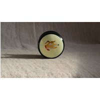 Knäufe, Kommode Knäufe Für Kinderzimmer, Knauf Mit Hundedesign, Schwarz Und Creme Schubladengriffe, Kinder Dekor, Kleiner Brauner Hunde Designer von HANDPAINTEDbydesign