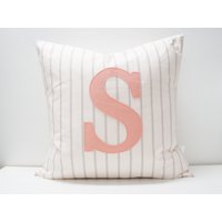 Kissenbezug - Mit Monogramm Grau Gestreift Pink S Buchstabe Verfügbar von HAWThome