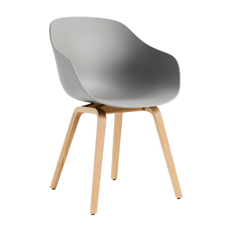 HAY - About a Chair AAC 222 2.0 Armlehnstuhl Eiche lackiert - betongrau/Sitzschale Polypropylen recycelt/Gestell Eiche lackiert wasserbasiert/mit... von HAY