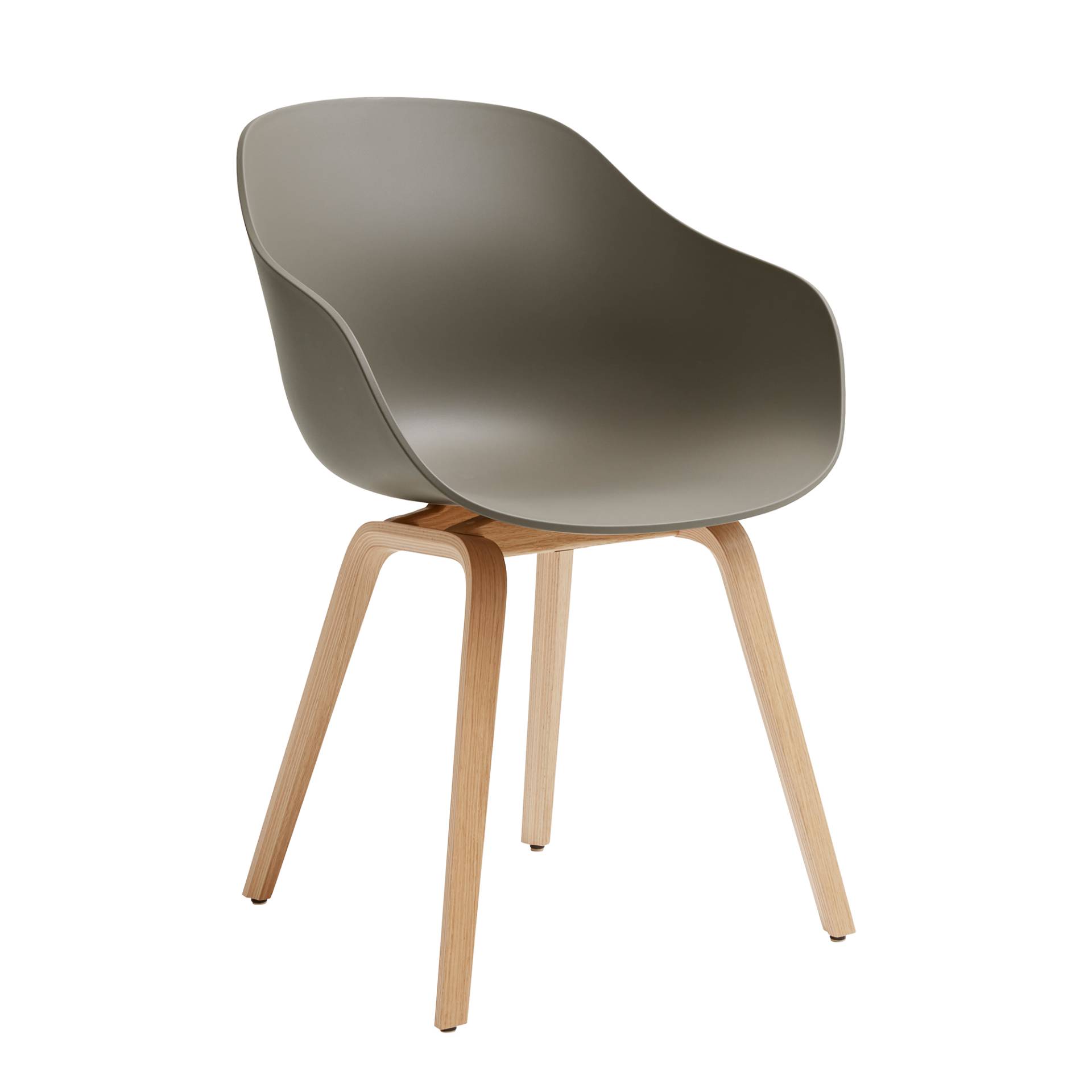 HAY - About a Chair AAC 222 2.0 Armlehnstuhl Eiche lackiert - khaki/Sitzschale Polypropylen recycelt/Gestell Eiche lackiert wasserbasiert/mit Kunststo von HAY