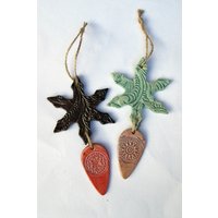Keramik Schneeflocke Ornament Dekoration - Weihnachtsdekoration Boho Geschenk Hängende Ornamente Rote Oder Grüne Schneeflocken von HBSculptures
