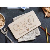 Personalisiertes Frühstücksbrettchen 26 X 15 cm Mit Namen | Vesperbrett 2 Herzen Und Des Pärchens Geschenk Zur Hochzeit von HCLasergravur