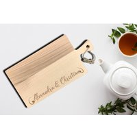 Personalisiertes Schneidebrett Mit Namen, Brettchen Griff - 40 X 20 2 cm, Geschenk Brautpaar von HCLasergravur