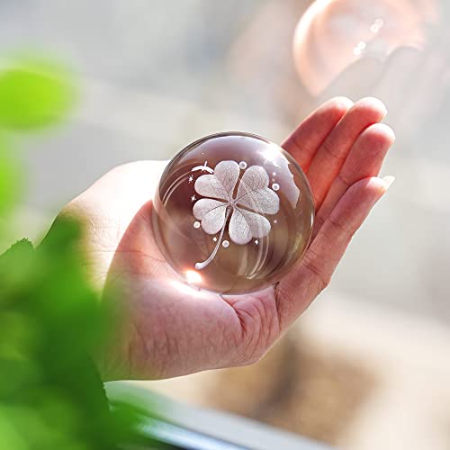 HDCRYSTALGIFTS Fengshui Glaskugel mit versilbertem Blumenständer, 60 mm, vierblättriges Kleeblatt, Heimdekoration von HDCRYSTALGIFTS