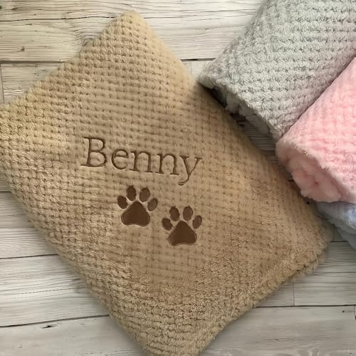 HDLOVE Personalisierte Haustierdecke, Maßgeschneiderte Haustierdecke Für Hunde, Mit Gestickten Namen Und Pfotenmustern, Flanellfutter, Schützt Haustiere Vor Kratzern Durch Haare(27.5x39.3inch) von HDLOVE