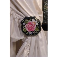 Handbemalte Rosen Geblümte Holz Vorhang Raffhalter Im Cottage Chic Stil von HEARTFELTFAVORITES