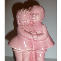 Vintage Rosa Glasierter Keramik-Blumentopf Mädchen & Junge Vase, 19 cm von HEARTFELTFAVORITES