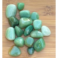 3 Stück Getrommelter Grüner Aventurin, 1 cm Kristall, Getrommelte Edelsteine 3 Stück Getrommelter Grüner Aventurin, 1 cm Kristall, Getrommelte Edelsteine von HEARTOFGARNETLLC
