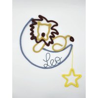 Mond Schriftzug Mit Löwe, Namensschild, Türschild, Kinderzimmer, Wanddeko, Geschenk, Taufe, Baby Mond Schriftzug Mit Löwe, Namensschild, Türschild, Kinderzimmer, Wanddeko, Geschenk, Taufe, Baby von HELLOworldSK
