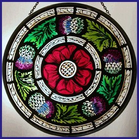 Dekorativer, handbemalter Glasmalerei-Sonnenfänger/Butze mit schottischer Rose und Distel von Winged Heart