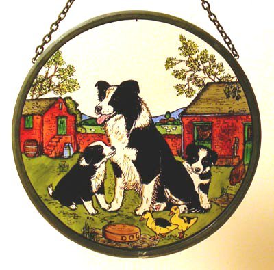 Dekorativer handbemalter Glasmalerei-Sonnenfänger für Fenster, Motiv: Collie und Welpen. von Winged Heart
