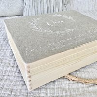 Erinnerungskiste Aus Holz Und Filz | Holzkiste Baby Personalisierte Erinnerungsbox Aufbewahrung Kindheitserinnerung Erinnerungskiste Aus Holz Und Filz | Holzkiste Baby Personalisierte Erinnerungsbox Aufbewahrung Kindheitserinnerung von HERBSTLEBEN