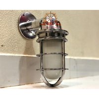 Nautical Style Silber Glänzendes Aluminium 90-Grad-Schiffs-Passageway-Wandleuchte Mit Weißem Globe-Glas Lot Von 5 von HERITAGEANTIQUESUSA