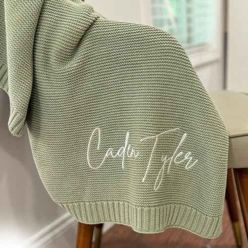 HERSTL Individuelle Handgefertigte Strickdecke Aus Baumwolle, Personalisiert, Bestickter Name, Baby Junge, Baby Mädchen, Weiche Decke, Babyparty, Atmungsaktive Kinderwagendecke(Bean Green) von HERSTL