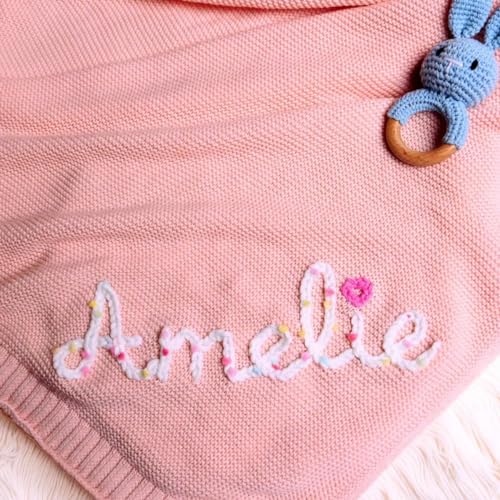 HERSTL Individuelle Handgefertigte Strickdecke Aus Baumwolle, Personalisiert, Bestickter Name, Baby Junge, Baby Mädchen, Weiche Decke, Babyparty, Atmungsaktive Kinderwagendecke(Light pink) von HERSTL