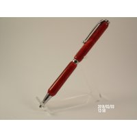 Handgefertigter Weinroter Drehstift Mit Schimmernden Perlen von HFTPenStore