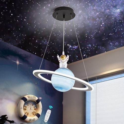 HKLY Kinderzimmer Kronleuchter, LED Dimmbar Pendelleuchte mit Fernbedienung Kinderzimmerlampe Modern Planet Astronaut Hängelampe Jungen Mädchen Schlafzimmer Pendellampe 72W/48cm von HKLY