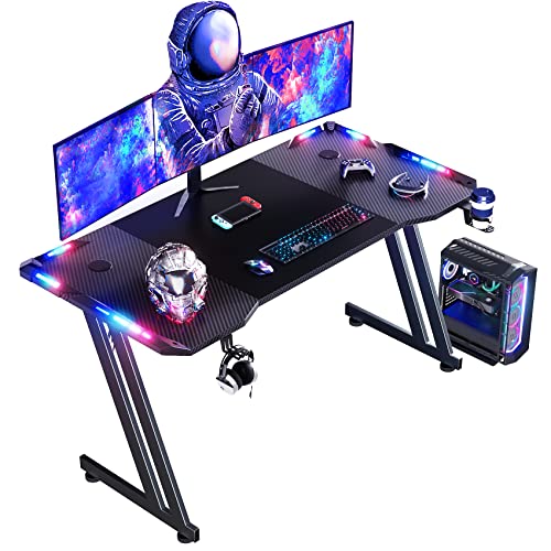 HLONONE 140 x 60cm Gaming Tisch, Schreibtisch mit LED, PC mit Kohlefaseroberfläche, Stabiler Computertisch mit Kopfhörerhaken und Getränkehalter, Schwarz von HLONONE