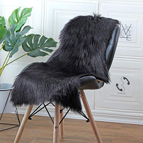 HLZDH Faux Lammfell Schaffell Teppich Kunstfell Dekofell in Super weich Lammfellimitat Teppich Longhair Fell Optik Nachahmung Wolle Bettvorleger Sofa Matte (50 X 80 cm, Schwarz) von HLZDH