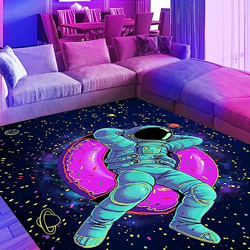 HOLAVIDA Schwarzlicht Astronaut Kinder Teppich, UV-reaktiver Neonbereich, rutschfeste Fluoreszierende Bodenmatte, Leuchtet im Dunkeln, Raumdekoration für Spielzimmer Schlafzimmer Wohnzimmer 180x120cm von HOLAVIDA