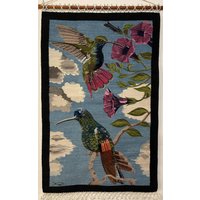 Kolibris Im Garten, Handgewebter Wandteppich Von Meisterweberin Aus Oaxaca, México von HOLYWOOLRUGS