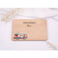 Personalisiertes Frühstücksbrettchen I Babygeschenk Geschenk Geburt Frühstücksbrett Farbiges Feuerwehrauto Holzkino von HOLZKINO