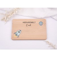 Personalisiertes Frühstücksbrettchen I Babygeschenk Geschenk Geburt Frühstücksbrett Weltall Rakete Holzkino von HOLZKINO
