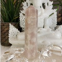 Hellrosa Pink Amethyst Obelisk Mit Vielen Kleinen Mini Druzys von HOLZKRISTALL
