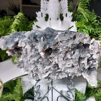 xl Chalcedon Stalaktit Mit Apophyllit Und Stilbit Auf Stand von HOLZKRISTALL
