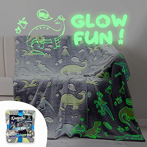 Glow Fun! 130X150cm Kinder Kuscheldecke Leuchtet Im Dunkeln Flausching Decken Leuchtende Kuscheldecke Ganzjahresdecke Weinachtsgeschenkeidee Decken Kinderwagen und Reisedecke - Dinosaurier von HOME KOKO LOOK