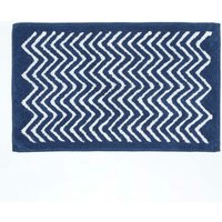 HOMESCAPES Rutschfeste Badematte mit Chevron Muster 100% Baumwolle, dunkelblau und weiß von HOMESCAPES