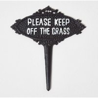 Homescapes - Schild - Keep Off The Grass - Schwarz von HOMESCAPES