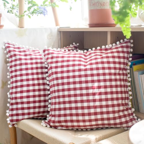 HOPLEE Red Throw Pillow Covers Farmhouse Gingham Pillow Covers with Poms for Home Decor Red and White 45.7 x 45.7 cm Set of 2 von HOPLEE