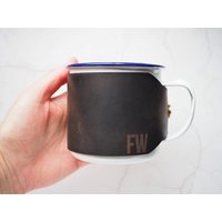 Initialisierte Leder Ärmel Emaille Tasse Initialisierte Leder Ärmel Emaille Tasse von HORD