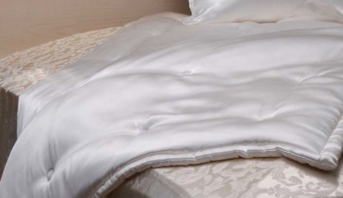 HOWE-Deko Seiden Bettdecke Luxus, 100% reinste Maulbeerseide in Bezug und Füllung, beidseitig Satin glatt gewebt, Ganzjahrfüllung, 200x220 cm von HOWE-Deko