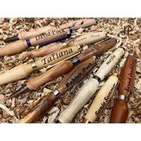 Hp Lovecrafts Drehkugelschreiber Komfort Mit Gravur Und Bausatz Ihrer Wahl. - Konfigurieren Sie Sich Ihre Gewünschte Ausführung von HPLoveCraftsAT