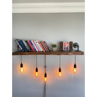 Live Edge Rustikales Bücherregal Aus Holz Mit Rustikaler Beleuchtung von HTalldesign