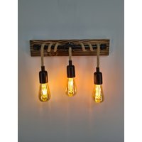 Rustikale Holz 3 Glühbirnen Badezimmer-Eitelkeits-Beleuchtung, Industrielle Wandleuchte Für Wand-Dekor von HTalldesign