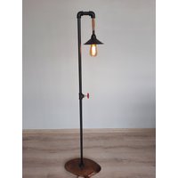 Schwarze Industrielle Steampunk Stehlampe, Rustikale Beleuchtung Für Büro, Bar, Schlafzimmer von HTalldesign