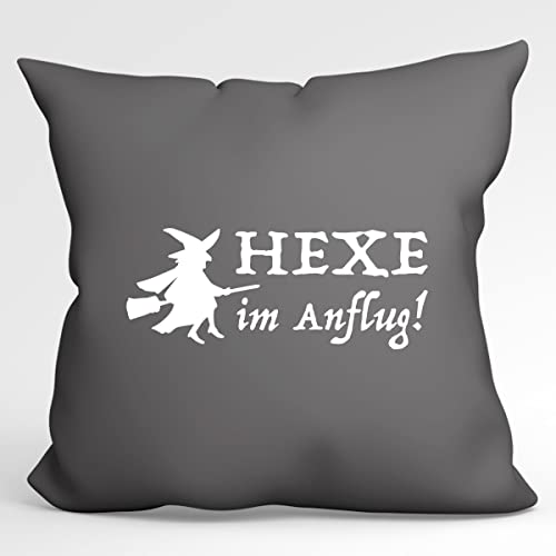 HUURAA Kissen Hexe im Anflug Deko Kissenbezug ohne Füllung 40x40cm Steel Grey mit witzigem Motiv Geschenk Idee für Freunde und Familie von HUURAA