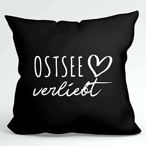 HUURAA Kissen Ostsee verliebt Deko Kopfkissen mit Füllung Black mit Namen deinem lieblings Meer Geschenk Idee für Freunde und Familie von HUURAA