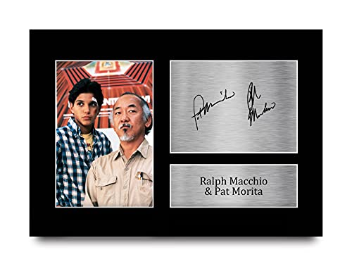 HWC Trading A4 Ralph Macchio & Pat Morita The Karate Kid Daniel, Mr Miyagi Geschenke Gedruckt, Signiert Autogramm Bild Für Film-Erinnerungsstücke-Fans von HWC Trading