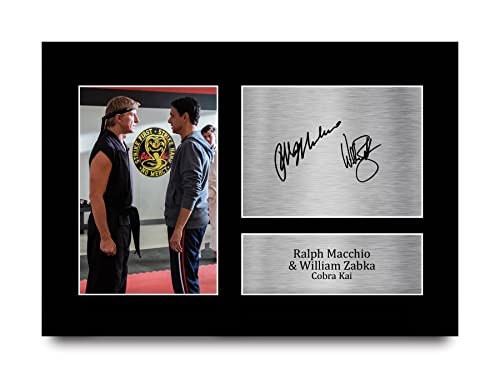 HWC Trading A4 Ralph Macchio & William Zabka Cobra Kai Geschenke Gedrucktes Signiertes Autogramm Foto für Fans von Fernsehshows von HWC Trading